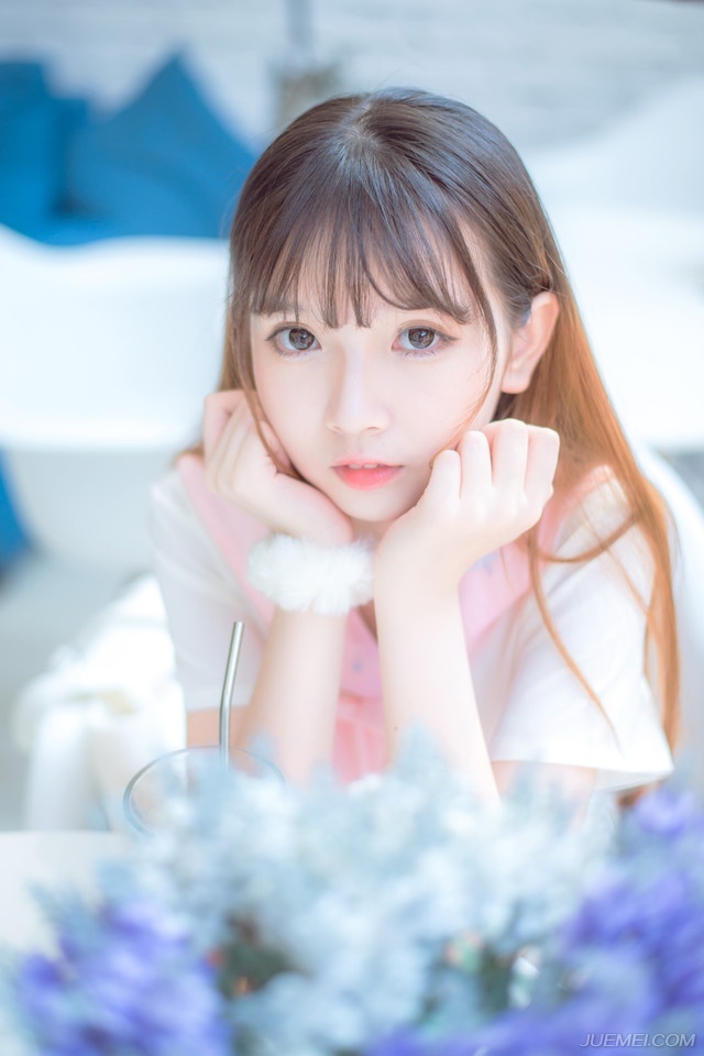 一众世家看着默然收回弓弩的骠骑卫，心底一股寒气直往上冒，原以为至少也要纠缠两下，谁想对方根本不给说话的机会，直接出手就是杀人，不留丝毫情面，原本蠢蠢欲动的世家、家丁仆役们看着这帮人，一时间没有一个人再敢擅动，生怕这些杀人不眨眼的骠骑卫只因为自己一个异动就将自己射杀。